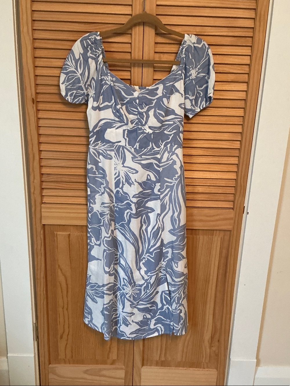 Jessica Simpson Blue & White Floral Puff-Sleeve Midi Dress